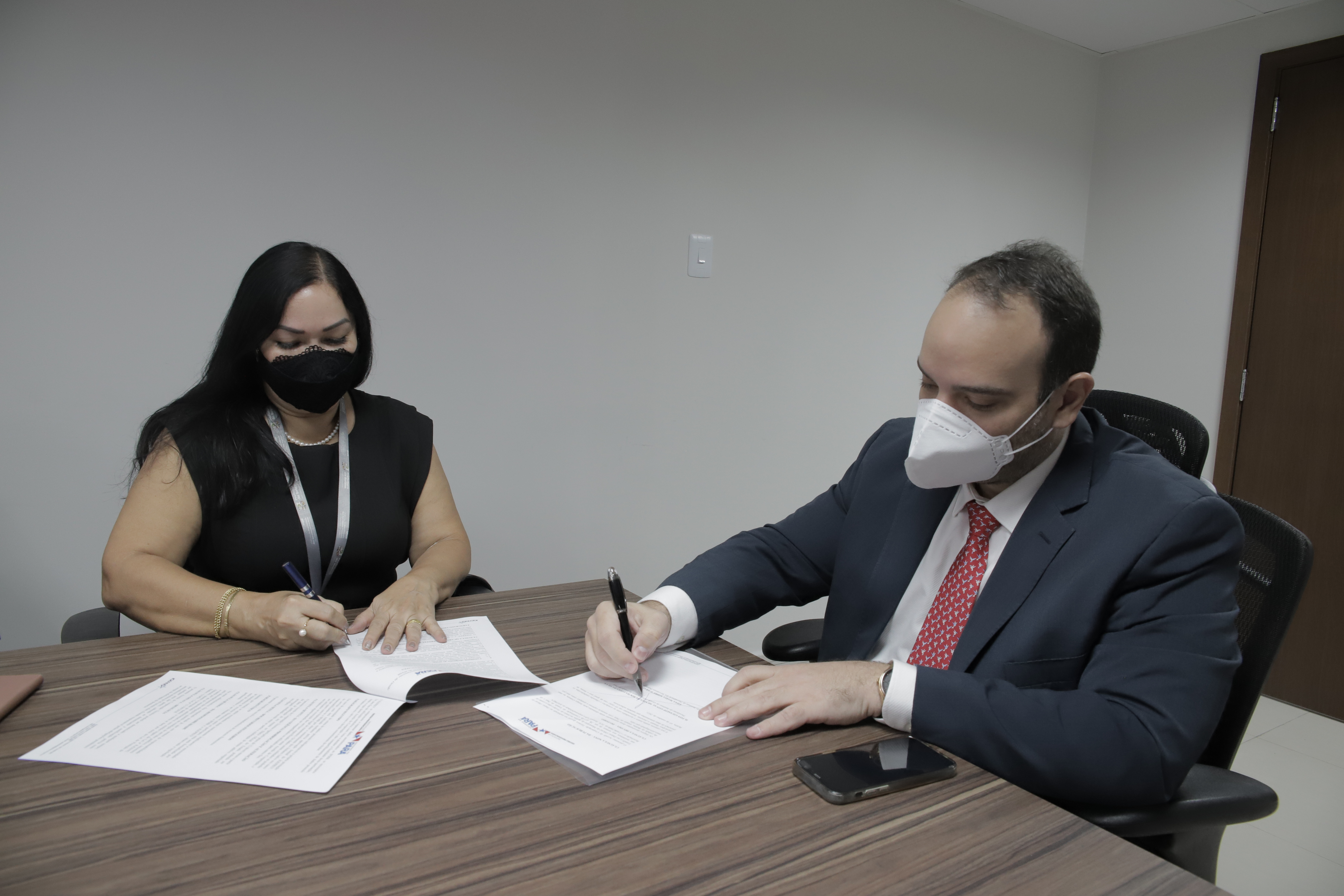 Giussepp Mendes, presidente do Igeprev, e Edna D'Araújo, presidente do IPMB, assinam acordo de cooperação (Ascom Igeprev)